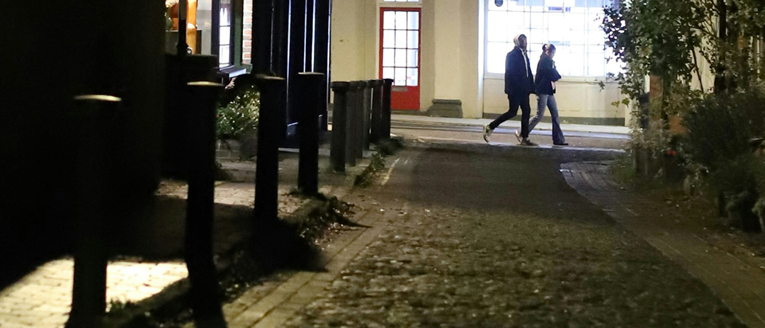 저녁 시간, 조용한 도심 거리에서 함께 걷는 두 사람