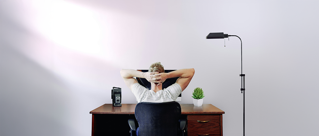 인생의 선택과 미래를 고민하는 사람의 뒷모습