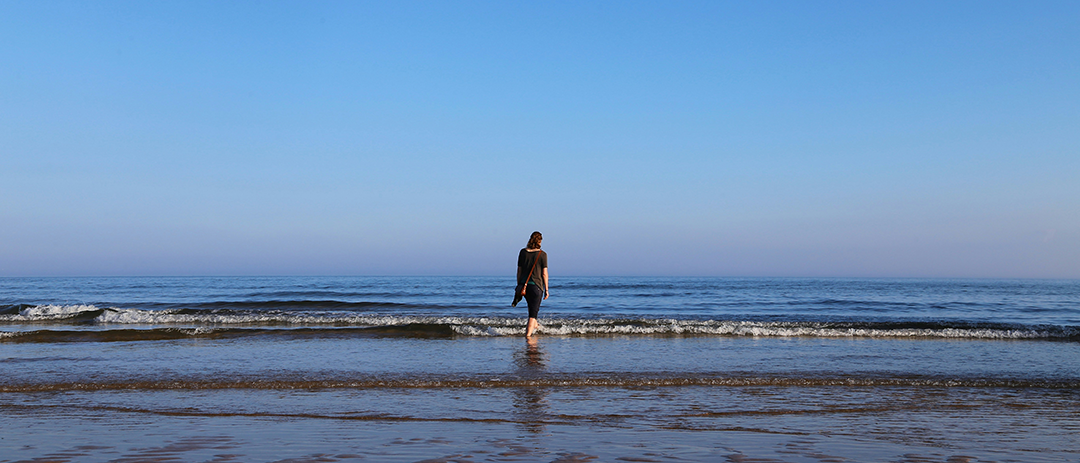 정해지지 않은 미래를 향해 바다로 걸어가는 사람