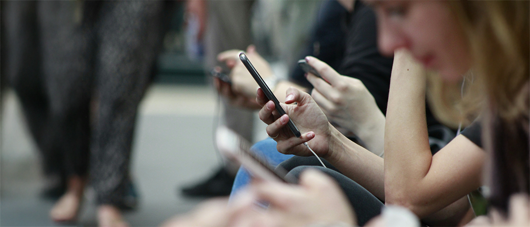 SNS를 보며 스마트폰에 집중한 사람들의 일상적인 모습