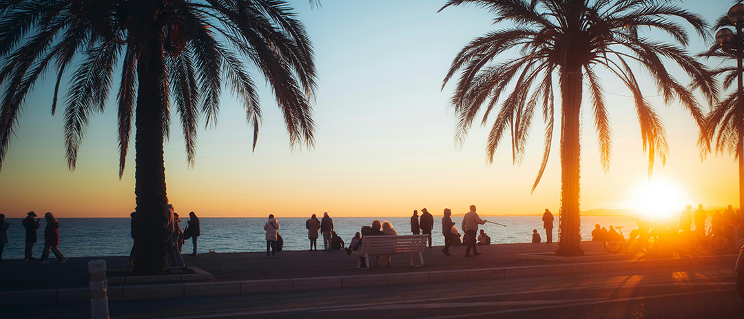 석양 아래 바닷가를 함께 걷는 사람들, 관계와 신뢰를 상징하는 장면